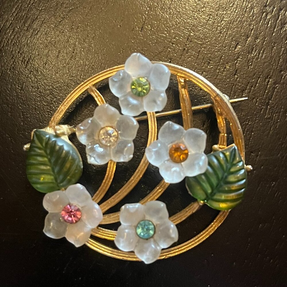 VTG Floral Gold Tone Wreath Brooch with Lucite Petals and Rhinestones